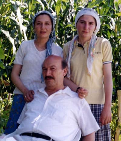 <p><font face="arial,helvetica,sans-serif" size="2">İddianameyi hazırlayan cumhuriyet savcısı, 'gasp su&ccedil;unun işlenmesini kolaylaştırmak i&ccedil;in 3 kişiyi kasten &ouml;ld&uuml;rmek su&ccedil;undan 4 sanık hakkında 3 kez ağırlaştırılmış m&uuml;ebbet hapis cezası istedi. Savcı ayrıca sanıklar hakkında, gasp su&ccedil;undan ise 2 kez 15 yıl hapis cezası talep etti. </font></p><p><font face="arial,helvetica,sans-serif" size="2"></font></p><p><font face="arial,helvetica,sans-serif" size="2"><strong>CİNAYETLERİ SİGARA İZMERİTİ &Ccedil;&Ouml;ZM&Uuml;ŞT&Uuml;</strong> </font></p><p><font face="arial,helvetica,sans-serif" size="2">3 yıl faili me&ccedil;hul olarak kalan kuyumcu ve iki kızının &ouml;ld&uuml;r&uuml;ld&uuml;ğ&uuml; cinayeti, kurbanlardan Neriman'ın kazağında bulunan t&uuml;k&uuml;r&uuml;kteki DNA &ouml;rneği &ccedil;&ouml;zm&uuml;şt&uuml;. Serdivan il&ccedil;esinde &uuml;niversite &ouml;ğrencilerinin kaldığı evde meydana gelen hırsızlık olayında elde edilen bir sigara izmariti, DNA incelemesi i&ccedil;in Adli Tıp Kurumu'na g&ouml;nderilmiş, yapılan analiz sonucunda sigara izmaritinden elde edilen DNA'nın kuyumcu ve iki kızının &ouml;ld&uuml;r&uuml;ld&uuml;ğ&uuml; olayda kazaktan alınan t&uuml;k&uuml;r&uuml;k analizleriyle uyuştuğu belirlenmişti. Sigara izmaritindeki DNA'nın hırsızlık ş&uuml;phelisi Barış Y'ye ait olduğunun belirlenmesi &uuml;zerine cinayetin failleri ortaya &ccedil;ıkartılmıştı.</font></p>