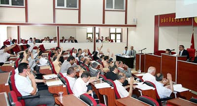 <strong><font face="Arial" size="2">Gelirlerimizi arttırmaya &ccedil;alışıyoruz</font></strong> <p><font face="Arial" size="2">B&uuml;y&uuml;kşehir Belediyesinin bor&ccedil;ları ile ilgili y&ouml;neltilen soru &uuml;zerine,<font color="#333399"> &ldquo;Bor&ccedil;suz belediye yoktur. &Ouml;nemli olan nereye ve neden bor&ccedil;landığınızdır&rdquo;</font> diyen To&ccedil;oğlu, <font color="#333399">&ldquo;Bug&uuml;n bu konuyu g&uuml;ndeme getireceğinizi bilseydim, bu konu hakkında daha detaylı bilgi getirirdim. Biliyoruz ki bor&ccedil;suz belediye yoktur. Ancak, burada &ouml;nemli olan belediyenin, nereye ve neden bor&ccedil;landığıdır. Bu konu hakkında gelecek ay yapılacak olan meclis toplantımıza, daha hazırlıklı gelerek detaylı bilgi vereceğim. Ayrıca bizim bir diğer &ouml;nemli sorunumuzda gelirlerimizin az oluşudur. En fazla bu konuda sıkıntı yaşıyoruz. Bu sebeple gelirlerimizi arttırmaya y&ouml;nelik &ccedil;alışmalar yapıyoruz&rdquo; </font>dedi.&nbsp;&nbsp; </font></p><p><br /><font face="arial,helvetica,sans-serif" size="2"><strong>Abalı sakinlerinin onayı olmadan adım atmayız</strong></font></p><p><font face="arial,helvetica,sans-serif" size="2">Devam edilen terminal inşaatı ve Abalı K&ouml;y&uuml;'ne yapılması planlanan besi &ccedil;iftlikleri konusundaki soruları da yanıtlayan, Başkan To&ccedil;oğlu, <font color="#333399">&ldquo;Terminal inşaatı şu an devam ediyor. Ancak i&ccedil;inde bulunduğumuz mali sıkıntı nedeniyle &ouml;demelerimizi yapamıyor oluşumuzdan &ouml;t&uuml;r&uuml; biraz yavaş ilerliyor. Kısa s&uuml;re i&ccedil;inde yapacağımız &ouml;demeyle terminal inşaatımızı bir an &ouml;nce bitireceğiz. Abalı&rsquo;da kurmayı d&uuml;ş&uuml;nd&uuml;ğ&uuml;m&uuml;z besi &ccedil;iftlikleriyle ilgili olarak bu b&ouml;lgede yaşayan vatandaşlarımız hi&ccedil;bir teredd&uuml;t i&ccedil;inde olmasın. Onların onayı olmadan bir şey yapmamız s&ouml;z konusu olamaz&rdquo;</font> dedi.</font></p>