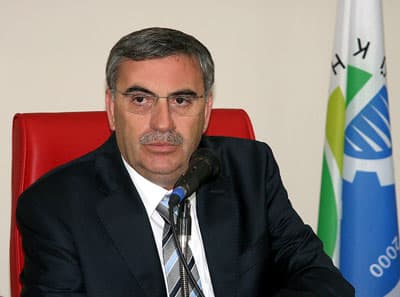 <p><font face="arial,helvetica,sans-serif" size="2"><strong>Ulaşımı bir b&uuml;t&uuml;n olarak ele alıyoruz</strong></font></p><p><font face="arial,helvetica,sans-serif" size="2">Ulaşım konusunun bir b&uuml;t&uuml;n olarak değerlendirilmesi gerektiğinin altını &ccedil;izen Başkan To&ccedil;oğlu,<font color="#333399"> &ldquo;Şu an arkadaşlarımız beş farklı şehirde incelemelerde bulundu. Deneme yanılma y&ouml;ntemiyle iş yapmak bize g&ouml;re değildir. Araştırmalarımız neticesinde Sakarya&rsquo;ya en uygun proje neyse onu hayata ge&ccedil;ireceğiz. Yani Sakarya i&ccedil;in en doğru olanı yapacağız. Biz ulaşımı bir b&uuml;t&uuml;n olarak ele alıyoruz. Ulaşım alanında genel anlamda bir d&uuml;zenleme yapacağız. G&uuml;zerg&acirc;hlarla, ara&ccedil; sayısıyla, trafikle, oto parklarla ilgili olarak bir b&uuml;t&uuml;n olarak değerlendirip buna g&ouml;re adım atacağız. Doğrudan &ouml;zelleştirme mi, şirket &uuml;zerinden mi, kamu eliyle mi, BELPAŞ eliyle mi bunların tamamına &ccedil;alışmalarımızın neticesinde karar vereceğiz. Kamuoyunu her aşama da bilgilendireceğiz&rdquo; </font>dedi.&nbsp;&nbsp; </font></p><p><br /><font face="arial,helvetica,sans-serif" size="2"><strong>Gar meydanı meselesini &ccedil;&ouml;zeceğiz</strong></font></p><p><font face="arial,helvetica,sans-serif" size="2">Gar meydanı hakkında g&uuml;ndem dışı y&ouml;neltilen soruları da yanıtlayan Başkan To&ccedil;oğlu,<font color="#333399"> &ldquo;Maalesef şu an gar meydanı meselesinin kilitlenmiş olduğunu g&ouml;r&uuml;yoruz. Biz Adapazarı Belediye Başkanımız Sayın S&uuml;leyman Dişli ile bu konuda hemfikiriz. Bu sorunun &ccedil;&ouml;z&uuml;lmesini istiyoruz. Bu konu hakkında hukuk&ccedil;u arkadaşlarımızda &ccedil;alışıyorlar. Bu alanda hak sahibi olan arkadaşlarımızın da mağdur edilmemesi gerekiyor. Bir &ccedil;&ouml;z&uuml;m yolu bulmaya &ccedil;alışıyoruz. &Ccedil;&ouml;z&uuml;ms&uuml;zl&uuml;k yumağına d&ouml;n&uuml;şm&uuml;ş bu sorundan ben de rahatsızım. Bu sorunu &ccedil;&ouml;zeceğiz&rdquo; </font>dedi. B&uuml;y&uuml;kşehir Belediye Meclisi&rsquo;nde ayrıca BELPAŞ&rsquo;a tahsis edilen ve geliri Sakaryaspor&rsquo;a bırakılan şehir i&ccedil;i otoparkların 3 yıl s&uuml;reyle yeniden BELPAŞ&rsquo;a tahsis edilmesi teklifi oy birliğiyle kabul edildi.&nbsp; </font></p>