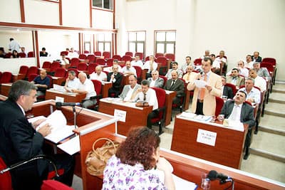 <p><font face="arial,helvetica,sans-serif" size="2"><strong>20 yeni otob&uuml;s i&ccedil;in yetki alındı</strong></font></p><p><font face="arial,helvetica,sans-serif" size="2">Meclis toplantısında oy &ccedil;okluğuyla kararı alınan 20 yeni otob&uuml;s alınmasıyla ilgili olarak a&ccedil;ıklama yapan B&uuml;y&uuml;kşehir Belediye Başkanı Zeki To&ccedil;oğlu,<font color="#333399"> &ldquo;Aldığımız bu karar ulaşımla ilgili olarak gelecekle ilgili d&uuml;ş&uuml;ncelerimize zemin hazırlamaktadır. Bu konu yanlış bir anlamaya neden olmasın. &Ouml;zelleştirme konusunda herhangi bir geri adım atmıyoruz. Ayrıca bu konuda altını &ccedil;izmek istediğimiz bir diğer &ouml;nemli konu ise, burada otob&uuml;s almaya karar vermiyoruz, sadece otob&uuml;s alma yetkisi alıyoruz&rdquo;</font> dedi.&nbsp;&nbsp;&nbsp;&nbsp;&nbsp; <br /></font><br /><font face="arial,helvetica,sans-serif" size="2"><strong>10 milyon TL kredi yetkisi</strong></font></p><p><font face="arial,helvetica,sans-serif" size="2">B&uuml;y&uuml;kşehir belediyesinin hizmetlerinde ve ayrıca belediye bor&ccedil;larında yapılandırmaya gidilmesi konusunda B&uuml;y&uuml;kşehir Belediye Başkanı&rsquo;na 10 milyon TL tutarında kredi alma yetkisi verilmesi de meclis toplantısında oy &ccedil;okluğuyla kabul edildi.</font></p>