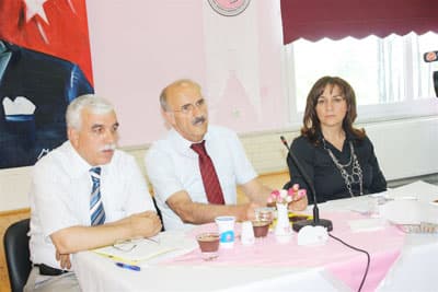 <p><font face="arial,helvetica,sans-serif" size="2">&Ouml;zel Şahin İlk&ouml;ğretim Okulu akademik başarılarının yanında sosyal, k&uuml;lt&uuml;rel ve sportif faaliyetlerle de adını duyurdu. Okul &ouml;ğrencilerinin topluluk huzurunda g&uuml;zel ve etkili konuşma alışkanlığı kazanmaları i&ccedil;in d&uuml;zenlenen m&uuml;nazara, 1.4.2009 tarihinde AFA K&uuml;lt&uuml;r Merkezi&rsquo;nde&nbsp; &ldquo;DUYANLARA, SEZENLERE, HİSSEDENLERE&rdquo; y&ouml;nelik sunulan şiir dinletisi, 25.05 2009 tarihinde yine AFA K&uuml;lt&uuml;r Merkezi&rsquo;nde &ouml;ğrencilerin performanslarını sergiledikleri&nbsp; &ldquo; AH ŞU GEN&Ccedil;LER &ldquo;adlı tiyatro oyunu, 29.06.2009 tarihinde Deprem M&uuml;zesi&rsquo;nde &ouml;ğrencilerin ruh ve g&ouml;n&uuml;l zenginliklerini ortaya koydukları RESİM SERGİSİ yapıldı.</font></p>