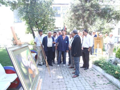 Çalıştığı Fabrikanın Bahçesinde Resim Sergisi Açtı
