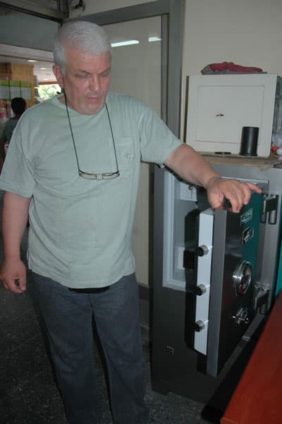 <font face="arial,helvetica,sans-serif" size="2">Bu kasayı tasarlarken &quot;<strong><font color="#000080">&ouml;yle bir kasa olsun ki, &ouml;n y&uuml;zeyinde caydırıcı &ouml;zellik olsun</font></strong>&quot; diye d&uuml;ş&uuml;nd&uuml;ğ&uuml;n&uuml; anlatan Akbaş, s&ouml;zlerine ş&ouml;yle devam etti: &quot;Anahtarları &uuml;st&uuml;nde bile olsa anahtarları bulma şansı olan biri a&ccedil;amasın. Bu &ouml;zelliklerde dayanıklı bir kasa olsun diye yeni kasayı tasarladık. Hırsızlar kilidi bile par&ccedil;alasa i&ccedil;inde bulunan muhafaza harekete ge&ccedil;erek kasanın a&ccedil;ılmamasını sağlıyor. Kasanın i&ccedil;inde &ouml;zel bir zula b&ouml;lmesi bile bulunurken, yeni kasayı daha &ccedil;ok resmi kurumlar ile iş adamlarımız tercih ediyor.&quot; <br /><br />Yeni bir kasa m&uuml;jdesi veren Akbaş, &quot;Bu kasa kademeli kilitle korunacak. Kasayı &ccedil;alan hırsızlar kasanın kapağını a&ccedil;salar bile kasayı a&ccedil;ıp i&ccedil;indekileri alamayacaklar&quot; dedi.<br /><br />Fiyatları 800 TL ile 2 bin TL arasında değişen kasaların b&uuml;y&uuml;k ilgi g&ouml;rd&uuml;ğ&uuml;n&uuml; anlatan Akbaş, vatandaşların halk arasında ucuz tabir edilen kamyoncular tarafından satılan basit kasalara itibar etmemeleri uyarısında bulundu.</font>