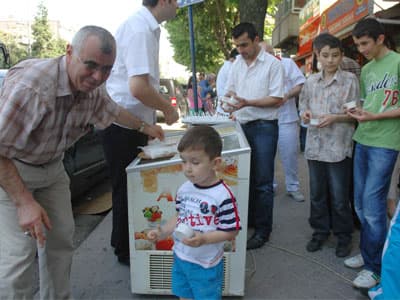 Pastaneciden Çocuklara Karne Hediyesi