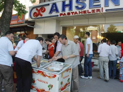 Pastaneciden Çocuklara Karne Hediyesi