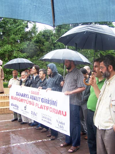 <p><font face="arial,helvetica,sans-serif" size="2">Baş&ouml;rt&uuml;l&uuml; bir vekilin Bel&ccedil;ika Parlamentosu'nda g&ouml;rev yapması hem &lsquo;hi&ccedil;bir şey&rsquo;dir, hem de &lsquo;&ccedil;ok şey&rsquo;dir. &lsquo;Hi&ccedil;bir şey&rsquo;dir; &ccedil;&uuml;nk&uuml; h&uuml;r ve demokrat &uuml;lkelerde kişilerin &lsquo;dış&rsquo;ına değil, &lsquo;işi&rsquo;ne bakılır! Dolayısı ile &lsquo;işi&rsquo;nde başarılı olan, kendisini millete en iyi anlatan milletvekili se&ccedil;ilebilir. Her halde &Ouml;zdemir de bunu yapmış ki, hem de &lsquo;tercihen&rsquo; bu koltuğa se&ccedil;ilmeyi başarmış.</font></p><p><font face="arial,helvetica,sans-serif" size="2">Baş&ouml;rt&uuml;l&uuml; bir hanımın, hem de Bel&ccedil;ika&rsquo;da milletvekili se&ccedil;ilmesi başka bir y&ouml;n&uuml;yle de &lsquo;&ccedil;ok şey&rsquo;dir. &Ccedil;&uuml;nk&uuml; Bel&ccedil;ika nihayetinde halkının &ccedil;oğunluğunun &lsquo;M&uuml;sl&uuml;man olmadığı&rsquo; bir &uuml;lkedir. Bunca olumsuz propaganda ve yayılmak istenen &lsquo;İsl&acirc;m korkusu&rsquo;na rağmen bir hanımın baş&ouml;rt&uuml;l&uuml; olarak milletvekilliğine se&ccedil;ilmesi &ouml;nemlidir. Hele hele T&uuml;rkiye&rsquo;den baktığımızda bu se&ccedil;imin &ccedil;ok daha &ouml;nemli olduğunu anlayabiliyoruz.</font></p><p><font face="arial,helvetica,sans-serif" size="2">Tabi&icirc; biz hadiseye T&uuml;rkiye penceresinden baktığımız i&ccedil;in &lsquo;endişe&rsquo; duymakta haklıyız. D&uuml;ş&uuml;n&uuml;n, &lsquo;kazaen&rsquo; de olsa son se&ccedil;imlerde bir baş&ouml;rt&uuml;l&uuml;, bulunduğu il&ccedil;ede belediye başkanı se&ccedil;ildi. Ama ne yazık ki yayılan &lsquo;laik mahalle baskısı&rsquo; sebebiyle başını a&ccedil;mak durumunda kaldı! Aynı şekilde ge&ccedil;miş d&ouml;nemlerde se&ccedil;ilen bir &lsquo;baş&ouml;rt&uuml;l&uuml; vekil&rsquo;imiz de başını a&ccedil;mıştı. Haklı olarak başını a&ccedil;mayan hanım vekilimize ise d&ouml;nemin başbakanı haddini bildirmişti!</font></p>