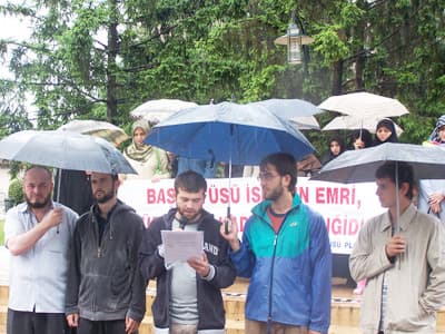<p><font face="arial,helvetica,sans-serif" size="2">&Uuml;niversitelerde, liselerde, kamu kurumlarında derken baş&ouml;rt&uuml;s&uuml; yasağının şimdi de n&uuml;fus c&uuml;zdanlarına mı getirileceği sorusunu akla getiren bir uygulama dikkat &ccedil;ekti hafta i&ccedil;erisinde. N&uuml;fus c&uuml;zdanı işlemleri i&ccedil;in Ey&uuml;p N&uuml;fus M&uuml;d&uuml;rl&uuml;ğ&uuml;&rsquo;ne gidenler, panoya asılan bir ilan ile neye uğradıklarını şaşırdılar. Panoya asılı belgede, n&uuml;fus c&uuml;zdanları i&ccedil;in istenen fotoğraflarda aranan şartlar &ldquo;Atat&uuml;rk ilke ve inkıl&acirc;plarına uygun, son altı ay i&ccedil;erisinde &ouml;n cepheden başı a&ccedil;ık olarak sivil giysilerle &ccedil;ekilmiş kişinin, son fiziki g&ouml;r&uuml;nt&uuml;s&uuml;n&uuml; yansıtan resimler olması gerektiği&rdquo; ibaresiyle, n&uuml;fus c&uuml;zdanlarında da baş&ouml;rt&uuml;s&uuml; yasağının uygulanmak istendiği sonucuna ulaşılmıştır.</font></p><p><font face="arial,helvetica,sans-serif" size="2">İlgili yazının yasal dayanağı nedir bilemiyoruz. Lakin b&ouml;yle bir uygulamayı y&uuml;r&uuml;rl&uuml;ğe koymayı deneyerek, halkın nabzını yoklayanlar; bu zulme karşı biriken derin &ouml;fkenin ciddi bir hak talebine d&ouml;n&uuml;şebileceği ihtimalini yok saymaları b&uuml;y&uuml;k bir yanılgıdır.</font></p>