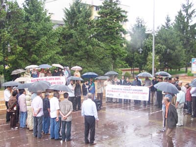 <p><font face="arial,helvetica,sans-serif" size="2">Erzurum&rsquo;da, askeri lojmanlardaki cenaze evine taziye ziyaretine gidenler, sakallı ve baş&ouml;rt&uuml;l&uuml; oldukları i&ccedil;in, i&ccedil;eriye alınmadı. Olaya tepki g&ouml;steren vatandaşlar, bu yobazlığın ve ilkelliğin artık son bulmasını istedi. Erzurum 9. Kolordu Komutanlığı b&uuml;nyesindeki İnşaat Emlak Şubesi&rsquo;nde sivil memur olarak &ccedil;alışan ve vefat eden Orhan &Ccedil;ifti&rsquo;nin taziyeye gelen yakınları, askeri lojmandaki taziye evine erkekler sakallı ve kadınlar ise baş&ouml;rt&uuml;l&uuml; oldukları i&ccedil;in giremediler. Nizamiyede g&ouml;revli askerler, vefat eden &Ccedil;ifti&rsquo;nin sakallı akrabalarına &ldquo;sakalını kes gel&rdquo; derken, baş&ouml;rt&uuml;l&uuml; yakınlarına da &ldquo;tavşankulağı yap &ouml;yle gir&rdquo; diye dayatmada bulundu. İtirazlar sonu&ccedil; vermeyip bazı akrabalar taziye evine giremeyince bu defa &ccedil;&ouml;z&uuml;m taziye evinin yerinin değiştirilmesinde bulundu. Mahalle sakinleri, askeri lojmanlardaki yasaklar sebebiyle ailenin akrabalarının lojmanlara alınmadığını, bu y&uuml;zden taziyeleri eniştelerinin evinde kabul ettiğini belirttiler.</font></p>