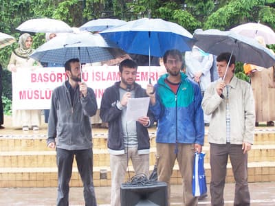 <p><font face="arial,helvetica,sans-serif" size="2">&Ouml;n&uuml;m&uuml;zdeki Pazar g&uuml;n&uuml; yapılacak olan &Uuml;niversite se&ccedil;me sınavında kimler ne şekilde se&ccedil;ileceği tarafımızdan merak edilmektedir. Sınava baş&ouml;rt&uuml;l&uuml; girmek isteyen kızlar yine mi alınmayacak, gerici, yobaz, kafa &ouml;rtme ile beyin &ouml;rtenler sınıfına mı girecek, ya da sorulara ş&ouml;yle bir şerh mi d&uuml;ş&uuml;lecek &ldquo;kapalıysanız herhangi bir şıkkı işaretlemeyin aksi halde sistem sizi belirleyecek ve işaretlediğiniz şıklar hi&ccedil; okunmadan yanlış kabul edilecek&rdquo; mi denilecek?</font></p><p><font face="arial,helvetica,sans-serif" size="2">Biz hi&ccedil; şaşırmadık, şaşırmıyoruz da. Rabbimizin bize verdiği m&uuml;cadele ruhu sayesinde haklarımızı savunmaya devam ediyoruz. Nefesimiz bitene, g&uuml;c&uuml;m&uuml;z yetene, bedenimiz &ccedil;&uuml;r&uuml;yene kadar bu davayı mahzun bırakmayacağız. Mevlamızın bizleri doğru yola iletmesi temennisiyle&hellip;&nbsp; </font></p><p><font face="arial,helvetica,sans-serif" size="2">Sakarya Adalet Girişimi Baş&ouml;rt&uuml;s&uuml; Platformu Adına</font></p><p><font face="arial,helvetica,sans-serif" size="2">Ribat Eğitim Vakfı Adapazarı Ş&ucirc;besi</font></p><p><font face="arial,helvetica,sans-serif" size="2">Bahaeddin Kuruoğlu</font></p>