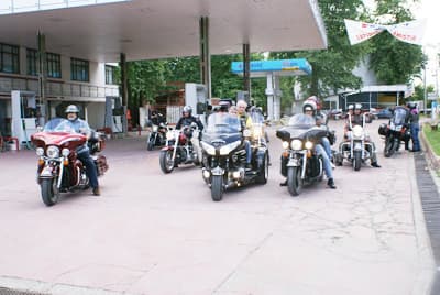 <font face="Arial" size="2">* Motosiklet g&ouml;sterileri<br />* Plan&ouml;r U&ccedil;ak ( microlight ) ile Kırkpınar ve Sapanca G&ouml;l&uuml; &uuml;zerinde gezme imk&acirc;nı<br />*&nbsp;Atv safari ormanlık alanda gezme imk&acirc;nı<br />* G&ouml;lde yunus bisikletleriyle gezinti<br />* Modern Dans<br />* Kano yarışları<br />* Kartepe&rsquo;de teleferik ile gezme imk&acirc;nı<br />* Sapanca yaylarında tracing imk&acirc;nı<br />* Civar Restaurantlar da eşsiz alabalık tesisleri<br />* Kros i&ccedil;in &ouml;zel parkur</font>