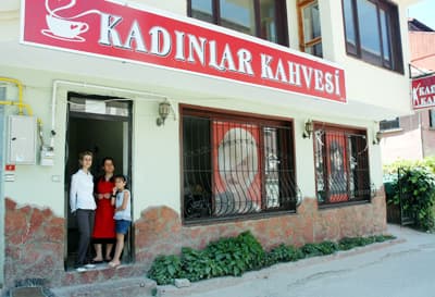<p><font size="2"><font face="Arial"><strong>Bizim İ&ccedil;in &Ccedil;ok G&uuml;zel Oldu<br /><br /></strong>Filiz Kavaklıoğlu da, burasının bayanlara y&ouml;nelik olmasından dolayı rahat olduklarını belirterek şunları s&ouml;yledi: </font></font><font size="2"><font face="Arial"><font color="#333399">&quot;Burada arkadaşlarımızla birlikte toplanarak sohbet edebiliyoruz. Toplantılar d&uuml;zenliyoruz. Adapazarı'nda b&ouml;yle bir yerin a&ccedil;ılmış olması, bizim i&ccedil;in &ccedil;ok g&uuml;zel oldu.&quot;&nbsp;<br /></font><br />Satran&ccedil; oynama ve kitap okuma imkanlarının verildiği kahvehanede ayrıca mutfak da var. Mutfakta yapılan birbirinden &ccedil;eşitli lezzetler ve hamur işleri bayanların beğenisini kazandı.</font></font></p>