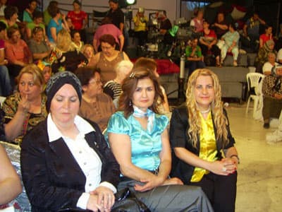 <font size="2"><font face="Arial"><strong>Teşekk&uuml;r Ziyareti</strong><br /><br />&Ouml;te yandan k&uuml;&ccedil;&uuml;k Muhammet ve beraberindeki heyet, İstanbul d&ouml;n&uuml;ş&uuml;nde Dr.Şenen'i muayenehanesinde ziyaret ederek teşekk&uuml;r etti. Şenen'in kucağından inmeyen Muhammet, Sakarya ekibi ile birlikte Şenen'le bir fotoğraf &ccedil;ektirmeyi de ihmal etmedi.&nbsp; <br /><br />&Ouml;zel Haber-H&uuml;lya S&uuml;r&uuml;c&uuml;</font></font>
