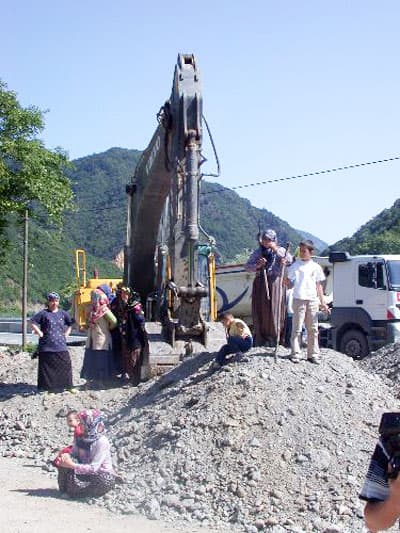 <p><font face="arial,helvetica,sans-serif" size="2">Tan, iş makinesinin k&ouml;y halkının engellemelerine rağmen &ccedil;alıştırılmak istendiğini belirterek,<font color="#333399"> ''B&uuml;t&uuml;n itirazlarımıza rağmen kep&ccedil;eyi &ccedil;alıştırmak istediler. Kep&ccedil;e operat&ouml;r&uuml; insaflıydı, kep&ccedil;eyi &uuml;zerimize s&uuml;rmedi. Bunun &uuml;zerine firmanın ortağı kep&ccedil;eye ge&ccedil;erek &uuml;zerimize s&uuml;rmeye kalkıştı. B&uuml;t&uuml;n g&ouml;r&uuml;nt&uuml;leri kameraya &ccedil;ektik. Anlatmak istediğimiz k&ouml;y&uuml;m&uuml;z&uuml;n taş ocağı i&ccedil;in uygun olmadığıdır.&quot;</font> diye konuştu.</font></p><p><font face="arial,helvetica,sans-serif" size="2">K&ouml;y sakini Şennur Ert&uuml;rk ise k&ouml;yde iş makinelerinin &ccedil;alışacağından muhtarın dahi haberi olmadığını belirterek,<font color="#333399"> ''Muhtarın bile haberi yok. Muhtarın ve k&ouml;y heyetinin haberi olmaksızın nasıl k&ouml;y&uuml;m&uuml;ze şantiye yapacaklar? Firma yetkilileri 'ben muhtarı tanımıyorum' diyor. Engellemelerimize rağmen iş makinesini &uuml;zerimize s&uuml;rmeye &ccedil;alıştılar. Taş ocağı yapılınca yolda dahi y&uuml;r&uuml;yemez hale geleceğiz. Her yer toz toprak olacak. Elimizi ve ayağımızı kep&ccedil;enin paletinin &ouml;n&uuml;ne koyduk, ge&ccedil;işine izin vermedik.''</font> diye konuştu.</font></p><p><font face="arial,helvetica,sans-serif" size="2">Firma yetkilisi Yusuf Ayg&uuml;n ise konudan haberdar olmadığını savundu. Olay yerine gelen jandarma ekipleri ifadelerine başvurmak &uuml;zere k&ouml;y muhtarı ve firma yetkililerini karakola g&ouml;t&uuml;rd&uuml;.<br /></font></p>
