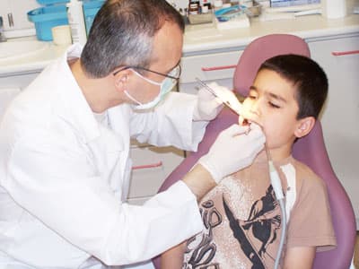 Sağlıklı Dişler Mutlu Gülüşler İçin Uğraşıyorlar