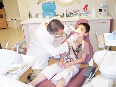 Sağlıklı Dişler Mutlu Gülüşler İçin Uğraşıyorlar