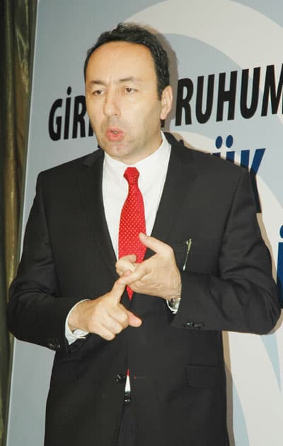 <font size="2"><font face="Arial"><strong><font color="#000000">Fındık, İnsanın Umudu Olamaz</font></strong><br /><br />&Ouml;zkan, Karadeniz b&ouml;lgesinin fındığa mahkum edilemeyeceğini belirterek,</font></font><font size="2"><font face="Arial"><font color="#333399"> &quot;Yılda 1 milyon ton fındık &uuml;retsek sonra da t&uuml;m d&uuml;nyaya fındık yedirsek. Bu sayede fındığımızı her yıl istikrarla kilosu beş dolardan satsak. Diğer taraftan 'bu ne g&uuml;zel işmiş bu bizde de &ccedil;ok g&uuml;zel yetişiyor. 80 sente mısır satmak yerine fındık dikelim' demeye kalkan rakiplerimizin tamamının fındık ekip bize rakip olmasını birleşmiş milletler kararı ile yasaklatsak. Karadeniz B&ouml;lgesi fındıktan senede 5 milyar dolar para kazanırdı. Karadeniz insanı bu senaryo ger&ccedil;ekleşse ihya olur mu? 5 milyar dolar kalkınmış m&uuml;reffeh bir Karadeniz demek midir?&nbsp;Koca Karadeniz 5 milyar dolarla ge&ccedil;inemez. 5 milyar dolar Karadeniz'in umudu olmaz. 2008 yılında tek bir sanayi tesisimizin cirosu 6,5 milyar dolardı. &Ouml;yleyse fındık Karadeniz'de yaşayan 5 milyonu aşkın insanın umudu olamaz.&quot;<br /><br /></font>&Ouml;zkan, bir başka a&ccedil;ıdan baktığımızda durumun ş&ouml;yle olduğunu anlattı:<font color="#333399"> &quot;Tek bir &uuml;r&uuml;ne dayalı tarım politikaları emperyalist s&ouml;m&uuml;rgecilik d&ouml;neminin s&ouml;m&uuml;rge &uuml;lkelere dayattığı politikalardır. Bu dayatmaya mahkum olmuş hi&ccedil;bir &uuml;lkenin y&uuml;z&uuml; g&uuml;lmemiş ve kalkınmamıştır. Bu nedenle tarımsal &uuml;retim tekeli sanıldığı gibi iyi bir &ouml;zellik değildir.&nbsp; Fındık, petrol gibi limitli rezervleri belli bir emtia değildir. Uygun iklim koşullarında 5 sene i&ccedil;inde yetişir, y&uuml;ksek fiyat t&uuml;ketimi azaltır, rakipleri &ccedil;oğaltır. Bu nedenle kimsenin kendisini biz bu işte tekeliz diyerek piyasadan daha b&uuml;y&uuml;k ve daha uyanık zannetmemesinde derin fayda vardır. Gelişmiş &uuml;lkeler, tek tip &uuml;r&uuml;ne ticari bağımlılık yerine 'ekolojik tamlık' ve 'kendi kendine yeterlilik' &ccedil;ağına &ccedil;oktan ge&ccedil;mişlerdir.&nbsp; Bizim;<strong> 'her yer fındık olsun, kasalar parayla dolsun'</strong> felsefesinden hemen vazge&ccedil;memizde derin faydalar var.&quot; </font></font></font>