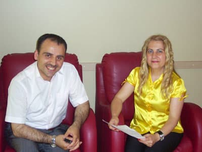 <p><font face="arial,helvetica,sans-serif" size="2"><strong>PAZAR ODAKLI &Ccedil;ALIŞIYORUZ</strong></font></p><p><font face="arial,helvetica,sans-serif" size="2">AGDAŞ'ın pazar odaklı &ccedil;alışma anlayışını hayata ge&ccedil;irdiğini anlatan Alkan, <font color="#333399">&ldquo;Bug&uuml;ne kadar yatırım odaklı &ccedil;alışılmış.Tabiri caizse şantiye gibi hareket edilerek, kapısının &ouml;n&uuml;ne kutu konulmamış ev kalmamış. Bu s&uuml;re&ccedil;te bazı şeyler g&ouml;zden ka&ccedil;mış olabilir. Durum değerlendirmesi yaptık, tanıtım &ccedil;alışması yapmaya karar verdik. Halkımız doğalgazı yakından tanısın, eksileri ve artıları ile bunu değerlendirip kararını versin istedik Bir bağımsız anket&ouml;r firma ile anlaştık. Şirketimizin algısını &ouml;l&ccedil;&uuml;yoruz. Memnuniyet anketi neticesinde karnemizi elimize alacağız. Ona g&ouml;re yoğunlaşacağız&rdquo;</font> şeklinde konuştu.</font></p><p><font face="arial,helvetica,sans-serif" size="2"><strong>HEDEF 67 BİN ABONE</strong></font></p><p><font face="arial,helvetica,sans-serif" size="2">Bug&uuml;ne kadar yapılan toplam altyapı imalatının bin 536 km. olduğunu, servis hattı &ccedil;ekilmiş konut ve işyeri sayısının 120 bine ulaştığını ve doğalgaz abonesi sayısında ulaşılan rakamın 53 bin olduğunu belirten M&uuml;cahit Alkan,<font color="#333399"> &ldquo;Hedefimiz 67 bin aboneye ulaşmak&rdquo;</font> dedi.</font></p><p><font face="arial,helvetica,sans-serif" size="2">Şu ana dek 110 milyon dolarlık yatırım yaptıklarını, ancak vatandaşlardan abone olma ve gaz kullanımına ge&ccedil;me anlamında arzu ettikleri desteği g&ouml;remediklerini anlatan AGDAŞ Pazarlama ve M&uuml;şteri İlişkileri M&uuml;d&uuml;r&uuml; M&uuml;cahit Alkan, bunun altında yatan en &ouml;nemli sebebin 99 depremi olduğunu vurguladı.<font color="#333399"> &ldquo;Doğalgaz pahalıdır anlayışı da bu konuda olumsuz etken oldu. Ayrıca ekonomik nedenler de buna eklendi&rdquo;</font> diyen M&uuml;cahit Alkan, &ldquo;<font color="#333399">AGDAŞ olarak benim de bu s&uuml;re&ccedil;te sorumluluğum olmalı diye d&uuml;ş&uuml;nd&uuml;k ve vatandaşları daha kolay abone yapmaya ağırlık verdik&rdquo;</font> dedi.</font></p>