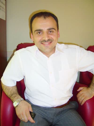 <p><font face="arial,helvetica,sans-serif" size="2"><strong>AĞUSTOS'TA YENİ İNDİRİM OLACAK</strong></font></p><p><font face="arial,helvetica,sans-serif" size="2">Ağustos ayında yeniden indirim g&uuml;ndeme geleceğini hatırlatan Alkan, H&uuml;lya S&uuml;r&uuml;c&uuml;'n&uuml;n<font color="#333399"> &ldquo;Ni&ccedil;in doğalgaz?&rdquo;</font> sorusuna ise, ş&ouml;yle yanıt verdi:</font></p><p><font face="arial,helvetica,sans-serif" size="2" color="#333399">&ldquo;En ekonomik y&ouml;ntem doğalgazdır. Pişirme, sıcak su ve ısınma i&ccedil;in kullanılan yakıt g&ouml;z&ouml;n&uuml;ne alındığında doğalgaz kullanımının ne kadar ekonomik olduğu g&ouml;r&uuml;l&uuml;r. Doğalgaz kullanmayan bir ailenin yılda 1832 YTL lik bir yakıt maliyeti var. Oysa doğalgaz kullandığında 850 YTL.lik bir tasarruf s&ouml;zkonusudur. Ağustos'ta da indirim geldiğinde bu rakam değişecektir&rdquo;.</font></p><p><font face="arial,helvetica,sans-serif" size="2"><strong>HEM UCUZ, HEM &Ccedil;EVRECİ, HEM SAĞLIKLI</strong></font></p><p><font face="arial,helvetica,sans-serif" size="2">Ekonomik olduğu kadar en &ccedil;evreci yakıtın da doğalgaz olduğunun altını &ccedil;izen M&uuml;cahit Alkan, doğalgazın yaygınlaşması ile &ccedil;evre kirliliği oranında da azalma g&ouml;zlendiğini &ouml;ne s&uuml;rd&uuml;. En sağlıklı yakıtın yine doğalgaz olduğunu anlatan Alkan, <font color="#333399">&ldquo;İl Sağlık M&uuml;d&uuml;rl&uuml;ğ&uuml;nden aldığımız verilere g&ouml;re &uuml;st solunum yolları rahatsızlıklarında ciddi oranda bir azalış var&rdquo;</font> dedi.</font></p>