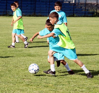 <font face="Arial" size="2"><strong><font color="#000000">En Fazla &Ouml;nemsediğimiz Hizmet</font></strong><br />&nbsp;<br />Futbol Okulu&rsquo;nun 15 Eyl&uuml;l&rsquo;e kadar s&uuml;receğini s&ouml;yleyen Başkan To&ccedil;oğlu, <font color="#333399">&ldquo;Yaz Futbol Okulu en fazla &ouml;nemsediğimiz hizmetlerden. Zira &ccedil;ocuklarımızın hem buralarda yetenekleri keşfediliyor, hem de k&ouml;t&uuml; alışkanlıklardan uzak durması sağlanmış oluyor. Yaz futbol okulunu bu sene altı noktada a&ccedil;ıyoruz. Ferizli, S&ouml;ğ&uuml;tl&uuml;, Arifiye ve Erenler il&ccedil;elerimizle Korucuk ve Karaman b&ouml;lgelerinde a&ccedil;acağız futbol okulundan vatandaşlarımız &uuml;cretsiz bir şekilde yararlanacaklar. 12 hocamız &ccedil;ocuklarımızı yetiştirecek&rdquo;</font> dedi.&nbsp;</font> 