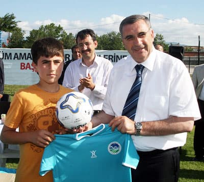 Toçoğlu, Minik Futbolculara Şort Dağıttı
