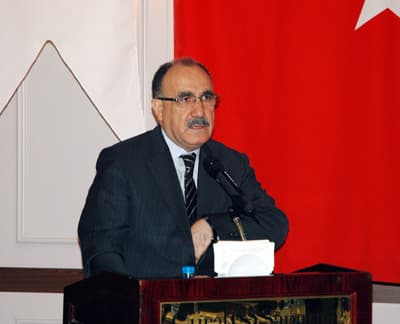<font size="2"><font face="Arial"><strong>Sorun Otoparklar</strong><br /><br />Atalay, şehir merkezlerinde gelişi g&uuml;zel otoparkların oluşturulduğunu ifade ederek,<font color="#333399"> &quot;<strong>Ara&ccedil;larını park eden şahıslardan zorla &uuml;cret alındığını, &uuml;cret vermeyen vatandaşların ara&ccedil;larına zarar verildiğini &uuml;z&uuml;lerek de olsa tespit ediyoruz.</strong> Biz yaklaşık 2 hafta &ouml;nce bir genelge yayınladık. B&uuml;t&uuml;n il ve il&ccedil;elerimizde bu sorunun &ccedil;&ouml;z&uuml;lmesini istedik. Kanunda a&ccedil;ık ve kapalı otoparkların işletilmesi, a&ccedil;ılması konusunda belediyeler yetkilendirilmiştir. Bu a&ccedil;ıdan belediyeler, işlerini ve yetkilerini gerektiğini gibi tam olarak yerine getirmeli. Mevzuata aykırı ve ruhsatsız a&ccedil;ılan otoparklar kapatılacak. Buraları işleten ve işlettirenler hakkında idari işlemler yapılacaktır. Bu konuda genelgemiz yayınlanacak. Bakanlığımız bu işi de takip ediyor. <strong>Yetkili kişilerin konunun takip&ccedil;isi olmasını bekliyoruz</strong>&quot;</font> diye konuştu.&nbsp;</font></font>