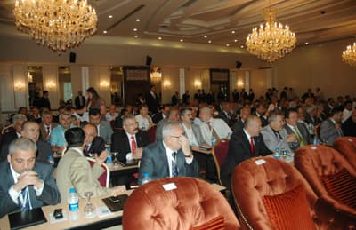 <font face="Arial" size="2" color="#000000"><strong>Valilerimizden Hassasiyet Bekliyoruz</strong></font><br /><br /><font face="Arial" size="2">Gıda g&uuml;venliğinin de &ouml;nemine değinen Atalay, </font><font size="2"><font face="Arial"><font color="#333399">&quot;Gıda ile ilgili b&uuml;t&uuml;n işyerleri de dahil b&uuml;t&uuml;n işyerlerinin ruhsatlandırılması ve denetlenmesi konusunda yetki belediyelere ve il &ouml;zel idarelerine devredilmiştir. Yerel y&ouml;netimlerin g&ouml;revlerinin başında gıda maddelerinin &uuml;retimi ve bunların t&uuml;ketime sunulduğu yerlerin hijyen ve sağlık kurallarına uygunluğunun sağlanması gelmektedir. Yerel y&ouml;netimler gıda &uuml;retimi ile ilgili işyerleri ruhsatlandırırken, teknik ve hijyenik şartlarını taşıması bakımında daha dikkatli davranmalıdır. İnsan sağlığını doğrudan etkileyen gıda g&uuml;venliği konusunda herhangi bir ruhsatlandırma ve denetim boşluğuna meydan verilmemelidir. Vatandaşlarımızın sağlıklı yaşam i&ccedil;in temel şartı olan temiz gıdaya erişebilmesi ve t&uuml;ketebilmesi h&uuml;k&uuml;met olarak &uuml;zerinde &ouml;nemle durduğumuz konuların başında gelmektedir. Diğer bir konu sağlıklı i&ccedil;me suyudur. İ&ccedil;me suyunun standartlara uygun olması &ccedil;ok &ouml;nemli. Bu konuda da genelgemizi de yayınladık. Valilerimizden b&uuml;y&uuml;k hassasiyet bekliyoruz. İ&ccedil;me suyu konusunda &ccedil;ok duyarlı olmalıyız. Eskimiş su şebekelerinin yenilenmesine &ouml;nem vermeliyiz. İ&ccedil;me suyu ile ilgili tahlilleri s&uuml;rekli yapmalıyız ve bunları kamuoyuyla paylaşmalıyız&quot;</font> dedi.&nbsp;&nbsp;</font></font>
