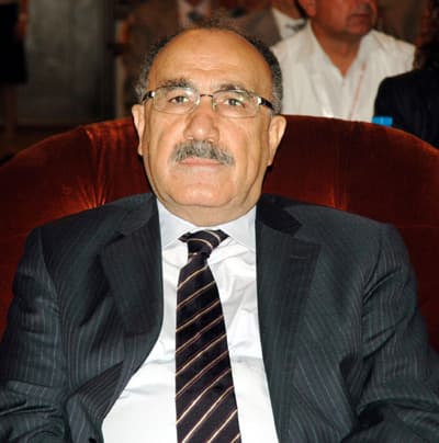 <font face="Arial" size="2">&nbsp;</font><font size="2"><font face="Arial"><font color="#333399"><strong>Atalay, konuşmasında şu ifadelere yer verdi:&nbsp;<br /></strong></font><br /><font color="#333399">&quot;MOBESE &ccedil;alışmaları ve diğer g&uuml;venlik hizmetlerinde il &ouml;zel idarelerin katkılarına &ccedil;ok teşekk&uuml;r ediyorum. Biliyorsunuz&nbsp; ben İ&ccedil;işleri Bakanlığı'na başladığımda yaklaşık 2 yıl &ouml;nce sadece İstanbul'da MOBESE vardı. Şu anda 60 kadar ilimizde MOBESE &ccedil;alışıyor. Ama MOBESE'si tamamlanmayan illerimiz var hızlı tamamlamak zorundayız. Bu yılı polis merkezleri yılı ilan ettik. Yani eski karakolların ismi şimdi polis merkezi. T&uuml;rkiye'de bin 300 civarında polis merkezimiz var. Bu polis merkezlerimizin &ccedil;oğunun fizik şartları veya iş donanımları yeterli değildir. Şu anda yeterli değil. Hem polisimizin rahat &ccedil;alışması i&ccedil;in hem de gelen vatandaşın temiz bir ortamda daha rahat iyi muamele nezih bir muamele g&ouml;rmesi a&ccedil;ısından şimdi yeni bir polis merkezi projesi oluşturduk. B&uuml;t&uuml;n polis merkezlerimizi daha şeffaf, daha temiz daha insani bir ortama kavuşturuyoruz. Bu polis merkezleri g&uuml;venliğin vitrinidir, polisin vitrinidir. Ve oralar eskisi gibi vatandaşın &ccedil;ekindiği, vatandaşın rahat&ccedil;a girip derdini paylaştığı, polisle kaynaştığı mekanlar olsun diye &ccedil;alışıyoruz. Buralarda hizmet g&ouml;recek polislerimizi &ouml;zel olarak eğitiyoruz. Vatandaşa nasıl muamele edilir, gelen vatandaş nasıl karşılanacak. Herhangi bir konu i&ccedil;in gelen vatandaşa onlara ikramda bulunulsun. Rahat bir ortamda işini g&ouml;rs&uuml;n, bunu arzu ediyoruz. Ayrıca b&uuml;t&uuml;n nezarethaneleri kameralı ve kayıtlı hale getiriyoruz. Hem g&ouml;z altındaki kişileri korumak hem de polisimizi gelecek şaibelerden kurtarmak i&ccedil;in her şeyi şeffaf hale getiriyoruz. Şeffaflık b&uuml;t&uuml;n karanlığı ve bilinmezlikleri &ouml;nleyen bir ilke. Bu polis merkezlerinin 2009 sonuna kadar, yenilenmesi bizim i&ccedil;in &ouml;nemli. Yerel y&ouml;netimlerden herkesten katkı bekliyoruz. Biz maddi imkanlarımız el verdiğince, kaynak g&ouml;ndereceğiz ama yerel y&ouml;netimlerin de desteği olsun.&quot;</font> </font></font>