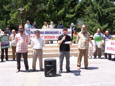 <p><font face="arial,helvetica,sans-serif" size="2">Bu konuda son olarak şunu s&ouml;yl&uuml;yoruz ki ; Baş&ouml;rt&uuml;s&uuml; yasaklayanlar,&nbsp;bu yasağı uygulayanlar ve kendi tabanlarına yayanların ismi ister &ldquo;darbeci&rdquo; olsun ister &ldquo;bizim &ccedil;ocuklar&rdquo; bir g&uuml;n mutlaka halka ve Hakk&rdquo;a hesap vereceklerini unutmasınlar.</font></p><p><font face="arial,helvetica,sans-serif" size="2">Ge&ccedil;tiğimiz hafta onbinlerce insanın hayatını ilgilendiren &uuml;niversite sınavlarında trajik olaylara şahid olduk yine ve maalesef pervasızca uygulanan baş&ouml;rt&uuml;s&uuml; yasağından ziyade bu yasağa pervasızca itaat edenler &uuml;zd&uuml;ler bizi.</font></p><p><font face="arial,helvetica,sans-serif" size="2">28 şubattan bu yana geldiğimiz&nbsp;noktada toplumsal ifsada g&ouml;z yumanların bireysel hassasiyetleri de zaman i&ccedil;inde nasıl yitirdiklerine şahid oluyoruz, zira biliyoruz ki &ldquo;bir toplum kendini değiştirmedik&ccedil;e Allah onların durumunu değiştirmez&rdquo; ve bu Rabbimizin kanunudur .</font></p><p><font face="arial,helvetica,sans-serif" size="2">&ldquo;Direniş&rdquo; ten yan &ccedil;izenlerin egemenlerin karşısında&nbsp;nasıl hizaya girdiklerini ve zaman i&ccedil;inde nasıl onlara benzediklerini ibretle m&uuml;şahade ediyoruz.</font></p><p><font face="arial,helvetica,sans-serif" size="2">Evet bu haftada keyfimiz yok, ancak &uuml;midimiz var zira inanıyoruz ki &uuml;mid imanı gereğidir.</font></p>