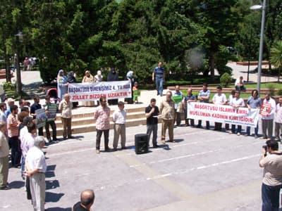 <p><font face="arial,helvetica,sans-serif" size="2">Bize &uuml;mit veren veren iki gelişme L&uuml;bnan ve İran&rsquo;da yaşandı. L&uuml;bnan&rsquo;da ABD ve israil&rsquo;in t&uuml;m man&uuml;plasyonlarına karşı Hizbullah L&uuml;bnan halkının &uuml;midi olduğunu ispar etti.</font></p><p><font face="arial,helvetica,sans-serif" size="2">Yine İran&rsquo;da da halk &uuml;mmet olmanın gereğini hem oy kullanırken hem oyuna sahip &ccedil;ıkarken dosta d&uuml;şmana g&ouml;sterdi. Halkı birbirine d&uuml;ş&uuml;r&uuml;p yeni &ldquo;renkli kadife devrim&rdquo; bekleyenlerin arzuları kursaklarında kaldı. İran halkı velev ki islami olsun hi&ccedil;bir y&ouml;netimin tartışılmaz ve kutsal olmadığını g&ouml;sterdiler .</font></p><p><font face="arial,helvetica,sans-serif" size="2">Evet Allah g&uuml;nleri aramızda &ccedil;evirmeye devam ediyor.</font></p><p><font face="arial,helvetica,sans-serif" size="2">Zul&uuml;m karşısında susmayanlar, cehd edenler, direnenler, direnişte sabredenler geleceğe &uuml;mit ile bakıyorlar.</font></p><p><font face="arial,helvetica,sans-serif" size="2">Zulmedenler ve zulme rıza g&ouml;sterenler ise iktidardan ve paradan yapılı sarayları i&ccedil;inde akibetlerini beklemekteler.</font></p><p><font face="arial,helvetica,sans-serif" size="2">Allah inananlarla beraberdir, zalimlerin ise şeytandan başka dostları yoktur.&nbsp;</font></p><p><font face="arial,helvetica,sans-serif" size="2">SAGİR adına Sakarya Dayanışma Derneği</font></p>