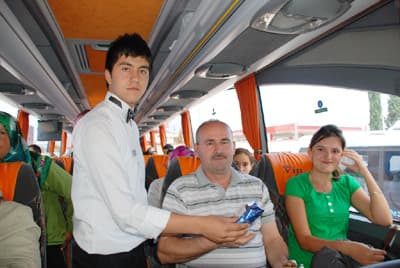Babalara Ücretsiz Kravat Dağıtıldı