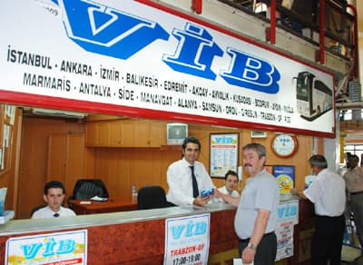 Babalara Ücretsiz Kravat Dağıtıldı
