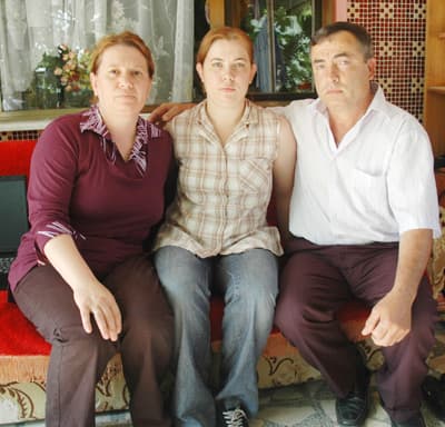<font size="2"><font face="Arial"><strong>S&Uuml;REKLİ D&Ouml;V&Uuml;YOR&nbsp;&nbsp;<br /><br /></strong>Eşinden şiddet g&ouml;rd&uuml;ğ&uuml;n&uuml; ifade eden Derya &Ccedil;., <font color="#333399">&quot;Beni d&ouml;v&uuml;yor, k&uuml;frediyor. Ailemi tehdit ediyor. En son bir ay &ouml;nce d&ouml;vd&uuml; sonra sokağa attı. Daha sonra ailemin yanına sığındım&quot;</font> diye dert yandı.&nbsp; D&uuml;n akşam eşinin tekrar gelip k&uuml;fretmeye başladığını anlatan Derya &Ccedil;., s&ouml;zlerine ş&ouml;yle devam etti: </font></font><font size="2"><font face="Arial"><font color="#333399">&quot;Niye k&uuml;frediyorsun dedim. 3'&uuml; de &uuml;st&uuml;me y&uuml;r&uuml;meye başladı. Ka&ccedil;arken koluma taş geldi. Sonra i&ccedil;eri ka&ccedil;tık. Kapıyı kırmaya başladılar. Sonra taş attılar, şişe attılar. Polisler geldi, aldılar. 1,5 yaşında kızım var. Eşimden boşanmayı d&uuml;ş&uuml;n&uuml;yorum. Can g&uuml;venliğimiz yok. Devletten can g&uuml;venliğimizi sağlamasını istiyoruz.&quot;&nbsp;</font></font></font>