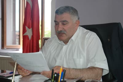 <font face="Arial" size="2">Turan, konuşmasını şu şekilde s&uuml;rd&uuml;rd&uuml;: &quot;Pamukova'nın su pompaları var. Ve her ay buraya 20 bin liralık elektrik parası gelir. Biz hesabını kitabı yaptık, buradan &uuml;reteceğimiz elektrikle 2 yıllık elektrik parasıyla bu projeyi tamamlayabiliyoruz. Bu şekilde elektrik parasından kurtulmuş olacaktık. Başladık ve 97 kilovata kadar elektriği &ccedil;ıkardık. Ancak 180 ile 360 kilovatlık alternat&ouml;rleri bulamadığımı i&ccedil;in siparişini verdik. Onların gelmesini bekliyorduk. Sonra se&ccedil;imler oldu, se&ccedil;imleri kaybettik. D&uuml;nyanın geleceği artık elektrik ve enerjide. Biz bunun demo &ccedil;alışmalarını yaptık ve başarılı olduk. Bizim asıl hedefimiz sadece Pamukova'nın elektriğini &uuml;retmek değil trenleri ve u&ccedil;akları da &ccedil;alıştırmaktı. Bir yolcu treni 4 bin 500 kilovatlık elektrikle y&uuml;r&uuml;yor. Bizim oraya kuracağımız ciddi bir sistemle kendi elektriğini t&uuml;keterek trenleri &ccedil;alıştırmak ve u&ccedil;akları &ccedil;alıştırmak. Bu belki herkese u&ccedil;uk ka&ccedil;ık gelebilir ama biz bunun demosunu yaptık ve elektriği &uuml;rettik. Ama bu şimdi siyasi olarak kullanmaya &ccedil;alışıyorlar. Bu sistemi yapan &ccedil;ocuğu da işten &ccedil;ıkardılar. Halbuki bunlara sahip &ccedil;ıkılması lazım&quot;<br /></font>