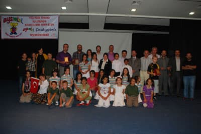 <p><font face="arial,helvetica,sans-serif" size="2"><strong>G&Ouml;ZYAŞI<br /></strong><br />Şiirlerin okunarak, duygu ve d&uuml;ş&uuml;ncelerin paylaşıldığı anlamlı programa; Y&Ouml;&Ccedil;EYDER Başkanı İsmail Eminler, L&Ouml;SDER Başkanı Nihal Akar, SAGED Başkanı R&uuml;stem Budak, SAKVA Genel M&uuml;d&uuml;r&uuml; Mehmet Ers&ouml;z, VİB Y&ouml;netim Kurulu Başkanı Ali Kara ile aileler katıldı. Bazı davetliler, &ccedil;ocukların sergilediği duygu y&uuml;kl&uuml; programda, g&ouml;zyaşlarını tutamadı. </font></p>