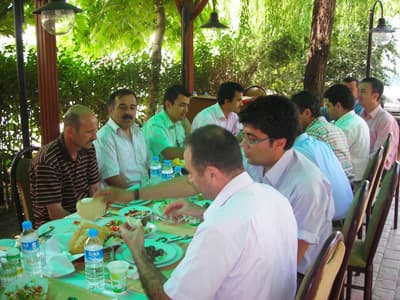 Tayin Olan Öğretmene Sürpriz Veda Yemeği