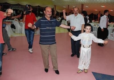 <p><font face="arial,helvetica,sans-serif" size="2"><strong>Se&ccedil;kin Davetli Topluluğu</strong></font></p><p><font face="arial,helvetica,sans-serif" size="2">Cemiyete; Erg&uuml;n ve &Ouml;ztaş ailelerinin yanı sıra; Sakarya Vali Yardımcısı Hakkı &Uuml;nal, SATSO eski Başkanı Erol &Ouml;zt&uuml;rk, M&Uuml;SİAD eski Başkanı Mehmet Aracı, Y&Ouml;&Ccedil;EYDER Başkanı İsmail Eminler ile SATSO ve M&Uuml;SİAD Y&ouml;neticileri, Trankwalder Vanlıoğlu Grup personelleri, askeri erkan, iş, siyaset, spor, dernek, oda ve otomotiv sekt&ouml;r&uuml; camiasından &ccedil;ok sayıda se&ccedil;kin davetli topluluğu katıldı.</font></p>