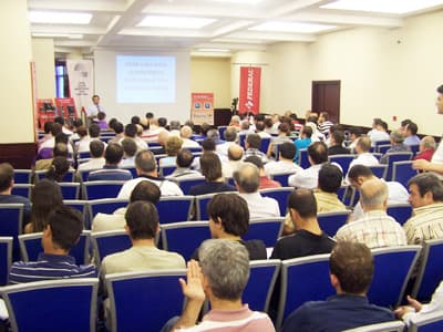 <p><font face="arial,helvetica,sans-serif" size="2">Kompanzasyon hakkında teorik bilgiler aktarılmış, kompanzasyonun t&uuml;ketici, &uuml;retici ve &uuml;lkemiz a&ccedil;ısından &ouml;nemi, neden yapıldığı, hangi y&ouml;ntemlerle kompanzasyon yapılabileceği &ouml;rneklerle izah edilmiştir. Sanayide karşılaşılan değişik durumlarda kompanzasyon sistemlerinin nasıl tasarlanması gerektiği, kompanzasyon sistemlerinin iyileştirilmesi i&ccedil;in neler yapılabileceği, kompanzasyon sistemlerinde karşılaşılan sorunlarda yapılması gerekenler aktarılmıştır. Katılımcıların kendi işletmelerinde karşılaştıkları sorunlara &ouml;zel &ccedil;&ouml;z&uuml;mler &ouml;nerilmiştir. Sabit kondansat&ouml;r değerinin nasıl belirleneceği, kondansat&ouml;r kademelerinin nasıl dizileceği, akım trafosu oranına g&ouml;re &ouml;l&ccedil;&uuml;lebilecek en az y&uuml;k&uuml;n ve kondansat&ouml;r değerinin nasıl hesaplanacağı, tesislerdeki dengesizlik miktarlarına g&ouml;re monofaze kondansat&ouml;r dizilimlerinin nasıl yapılması gerektiği &ouml;rneklenmiştir. </font></p>