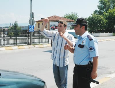 Aracına Kimliği Belirsiz Kişiler Taş Attı