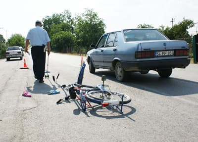 Otomobil Bisiklete Çarptı: 2 Yaralı
