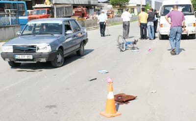 Otomobil Bisiklete Çarptı: 2 Yaralı
