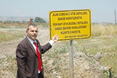 <font size="2"><font face="Arial"><font color="#000000"><strong>Belediyeden Hi&ccedil;bir İlgili Gelmiyor</strong></font><br /><br />&Ccedil;&ouml;pl&uuml;ğe yakın b&ouml;lgede bulunan Alancuma prefabrikleri sakinleri de besledikleri tavuklara k&ouml;peklerin musallat olduğunu belirterek belediye yetkililerini g&ouml;reve &ccedil;ağırdı. Vatandaşlar <font color="#333399">&quot; K&ouml;pekler beslediğimiz tavuklara saldırıyorlar. İnsanlara saldırıyorlar. Mikrop ve hastalık taşıyorlar. &Ccedil;&ouml;pl&uuml;k kapanınca bunlar oldu. Tavuklarımız hasta oldu. Belediyeden hi&ccedil;bir ilgili gelmiyor. Her yer pislik ve &ccedil;&ouml;p i&ccedil;inde&quot;</font> dedi.&nbsp;&nbsp; </font></font><p><font face="Arial" size="2">Kozluk Mahallesi Muhtarı Cemalettin &Ouml;zt&uuml;rk, &ccedil;&ouml;pl&uuml;ğ&uuml;n kaldırılmasıyla a&ccedil; kalan k&ouml;peklerin yiyecek bulmak i&ccedil;in yerleşim b&ouml;lgelerine geldiklerini ve insanlara saldırdıklarını s&ouml;yledi. </font></p>