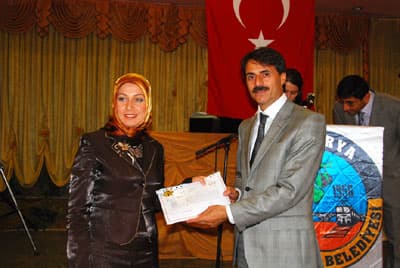 <font face="Arial"><font size="2">Serdivan Belediye Başkanı Yusuf Alemdar ise meslek edindirme kurslarına destek vermeye devam edeceklerini belirterek, <font color="#333399">&ldquo;Bu kurslara b&uuml;y&uuml;k &ouml;nem veriyoruz. İşsizliği &ouml;nlemek i&ccedil;in </font><font color="#333399">bu kursları arttırarak a&ccedil;maya devam edeceğiz. Kurslarla meslek &ouml;ğrenen kursiyerlerimiz iş </font></font></font><font size="2"><font face="arial,helvetica,sans-serif"><font color="#333399">sahibi olma fırsatı yakalıyorlar. Kursiyerlere başarılar dilerim&rdquo;</font> diye konuştu.</font></font>