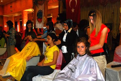 <font face="Arial" size="2">Kursiyerlere sertifikaları B&uuml;y&uuml;kşehir Belediye Başkan vekili Osman Aydın, Serdivan Kaymakamı Fahri Keser, Serdivan Belediye Başkanı Yusuf Alemdar, Ak Parti İl&ccedil;e Teşkilatı Başkanı Osman &Ccedil;elik ve İl Milli Eğitim M&uuml;d&uuml;r&uuml; Murat Yazıcı ve diğer katılımcılar tarafından verildi. T&ouml;rende ayrıca kuaf&ouml;rl&uuml;k b&ouml;l&uuml;m&uuml; &ouml;ğrencileri tarafından yapılan mini kuaf&ouml;rl&uuml;k g&ouml;sterisi beğeni topladı. 178 kursiyerin katıldığı kurslar &uuml;&ccedil; ayda tamamlandı.</font>
