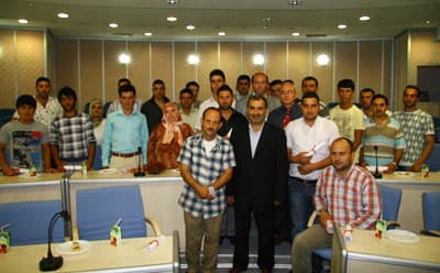 Kursiyerler Sertifikalarını Alıyor