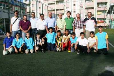 <font size="2"><font face="Arial"><strong>Başarının sırrı tesisleşmek</strong><br /><br />Başarının tesisleşmeden ge&ccedil;tiğini ifade eden Erenler Belediye Başkanı Cavit &Ouml;zt&uuml;rk de, bunun en g&uuml;zel &ouml;rneğinin, bir yıl i&ccedil;erisinde 4 futbolcusunun Fenerbah&ccedil;e alt yapısına, bir futbolcusunun da Bursaspor alt yapısına gitmesi olduğunu belirterek, Erenlerspor'daki bir futbolcuya da K&ouml;rfez Belediyespor talip oldu dedi. </font></font>
