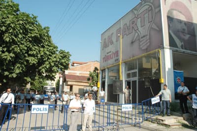 AK Parti İl Teşkilatı Önünde Eylem Yaptılar