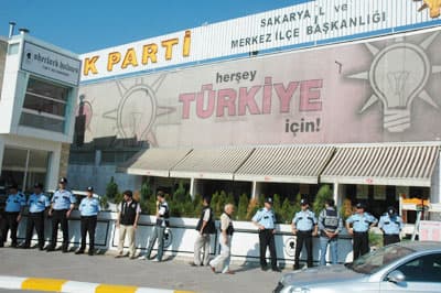 AK Parti İl Teşkilatı Önünde Eylem Yaptılar