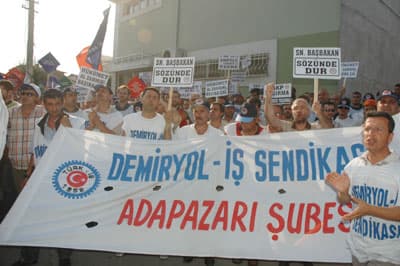 AK Parti İl Teşkilatı Önünde Eylem Yaptılar