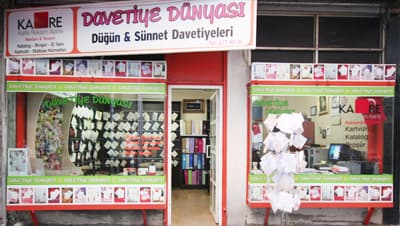 <div align="left"><p><font face="arial,helvetica,sans-serif" size="2">Sedef, Erdem, Kristal, Koza gibi T&uuml;rkiye'nin &ouml;nde gelen markaları ve 3000 &ccedil;eşitten fazla modeli sizlere davetiye konusunda &ccedil;eşitli alternatifler sunan Davetiye D&uuml;nyası, cebinizi de d&uuml;ş&uuml;nerek sizlere uygun kampanyalar hazırlıyor.<br /><br /><strong><font size="4" color="#cc0000">Resimli ve &Ouml;zel Tasarımlı&nbsp;Davetiye</font></strong></font></p><p><font face="arial,helvetica,sans-serif" size="4" color="#cc0000"><strong>1000 Adet + Zarfı 149 TL</strong></font></p><p><font face="arial,helvetica,sans-serif" size="2">&quot;1000 adet davetiye 149 TL&quot; kampanyasından yararlanarak cemiyetlerinizi sevdiklerinize cebiniz yanmadan duyurabilirsiniz.</font></p></div>
