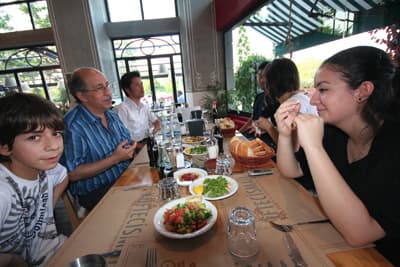 Üç Dilde Yenen Nezih Yemek